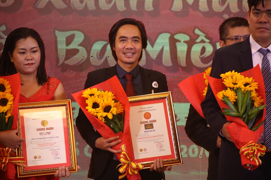 Nệm Sài Thành nhận giải thưởng.